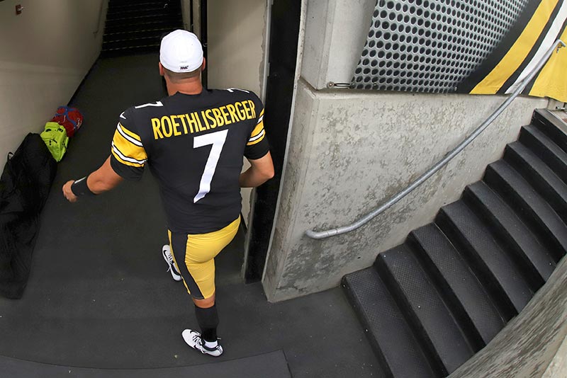 Ben Roethlisberger se retira a los vestidores