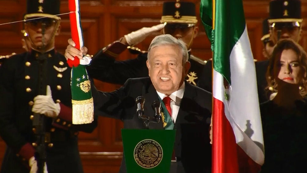 Andrés Manuel López Obrador dando su primer Grito de Independencia