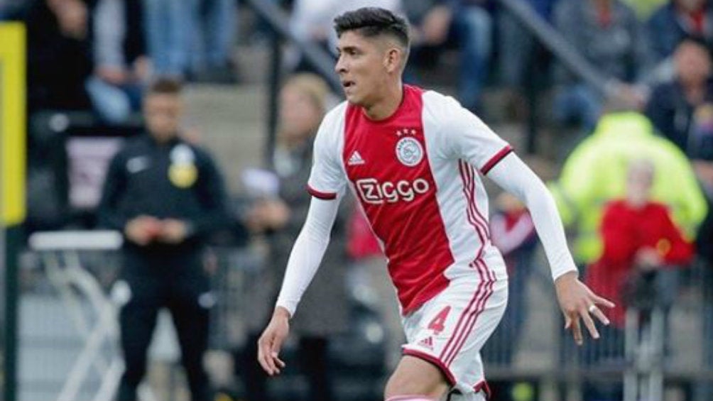 Edson Álvarez durante un juego con el Ajax