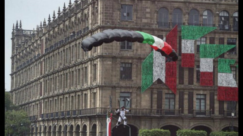 Un paracaidista intenta aterrizar durante el desfile