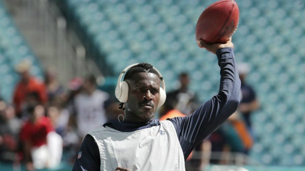 Antonio Brown calentando antes de un juego de los Patriots