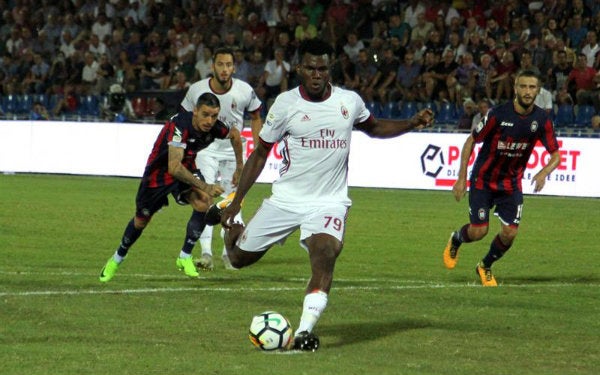 Frank Kessie cobrando una pena máxima con Milan