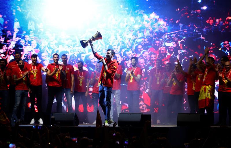 Rudy Fernández festeja en la plaza de Colón en Madrid