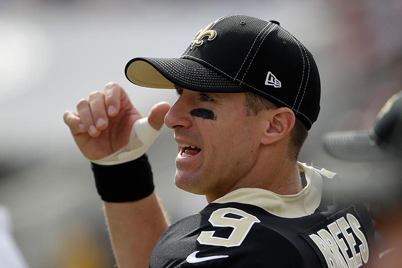 Drew Brees muestra la mano lesionada