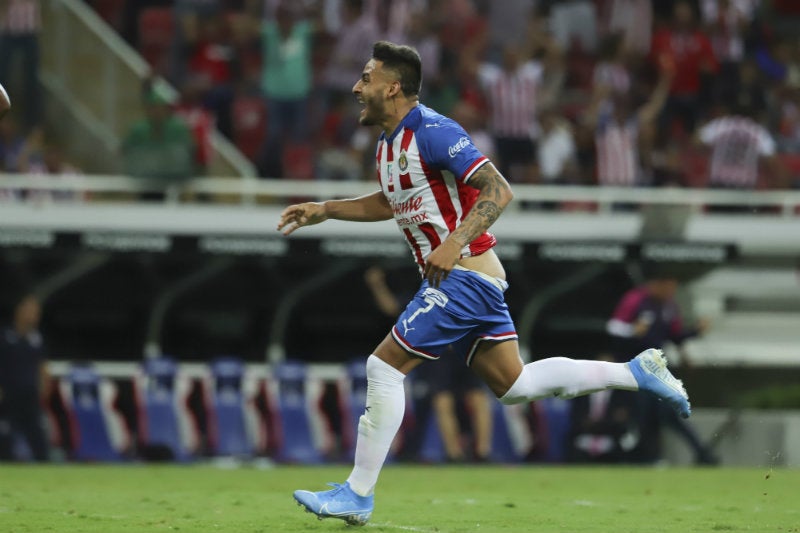 Alexis Vega corre enseñando los glúteos tras marcar gol al Atlas