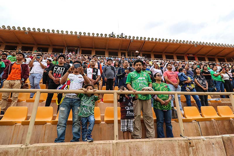 Aficionados de Alebrijes durante el duelo contra Zacatepec