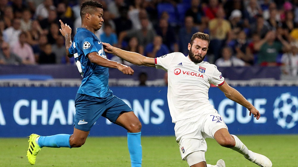 Pelea por el balón en el Parc Olympique Lyonnais