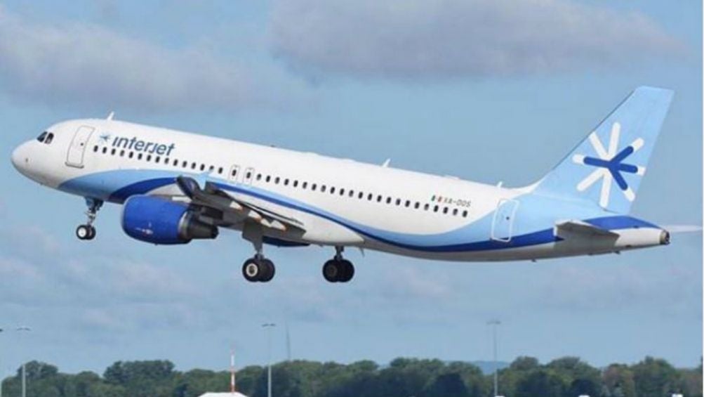 Avión de Interjet despega de un aeropuerto 