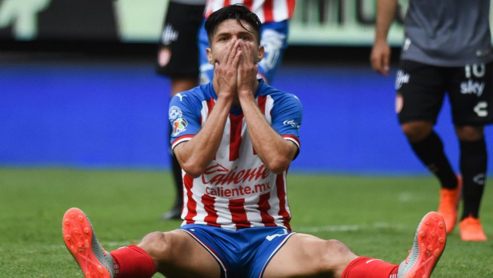 Oribe Peralta se lamenta en un juego de Chivas