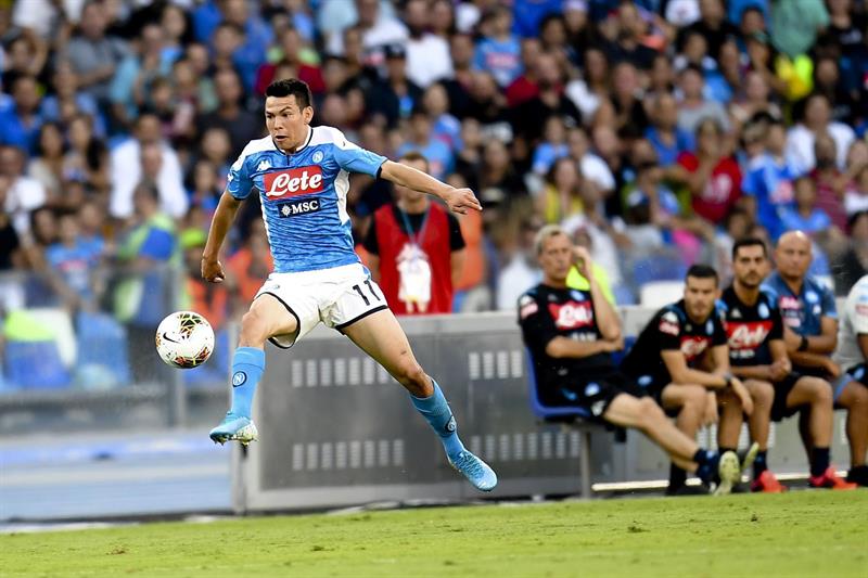 Chucky Lozano en un juego con el Napoli