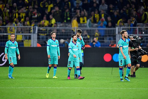 Los jugadores del Barcelona al final del partido 