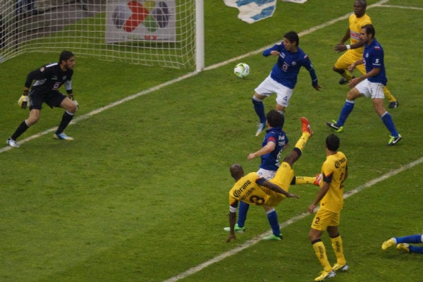 Aquivaldo Mosquera rematando un centro que terminaría en gol