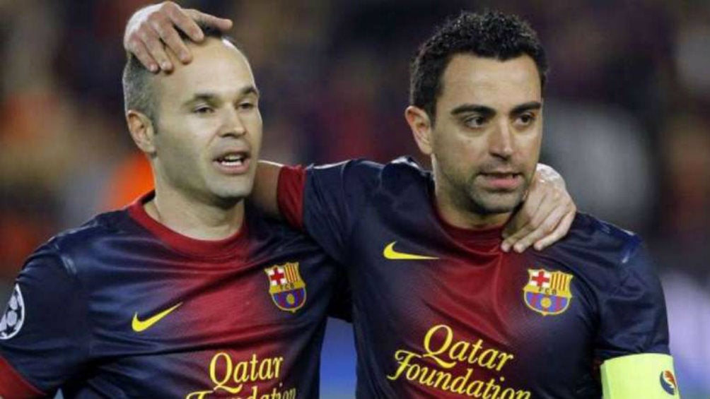 Andrés Iniesta y Xavi Hernández durante un partido del Barcelona