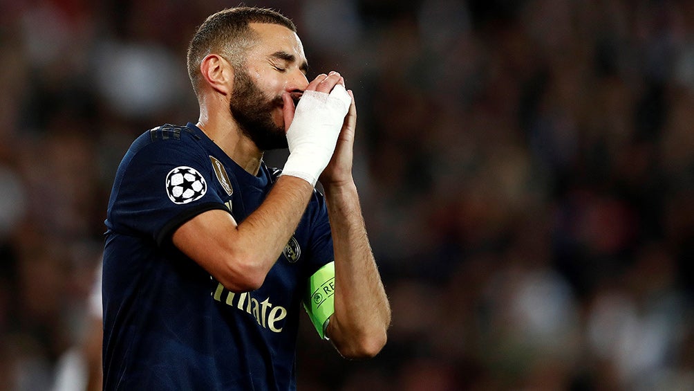 Karim Benzema se lamenta en el Parque de los Príncipes