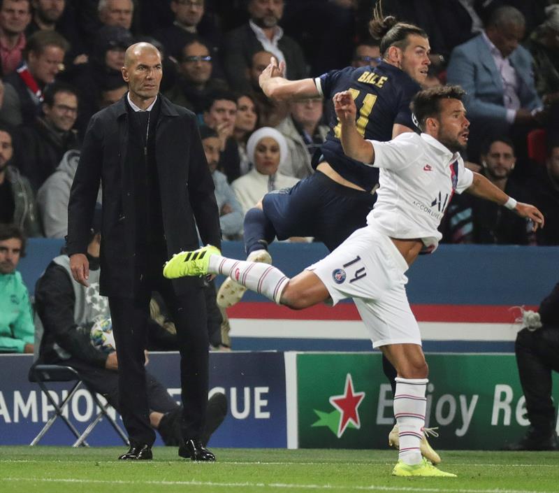 Zinedine Zidane observa el juego entre PSG y Real Madrid