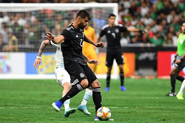 Néstor Araujo disputa el balón en el partido contra Argentina 