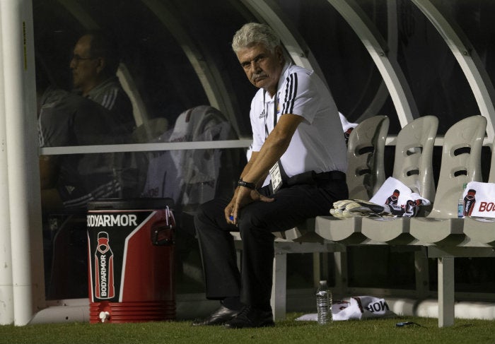 Ferretti observa el duelo desde el banquillo