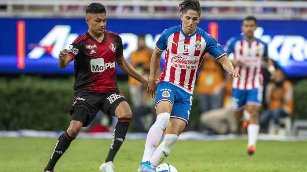 Alan Cervantes pelea un balón en el Clásico Tapatío 