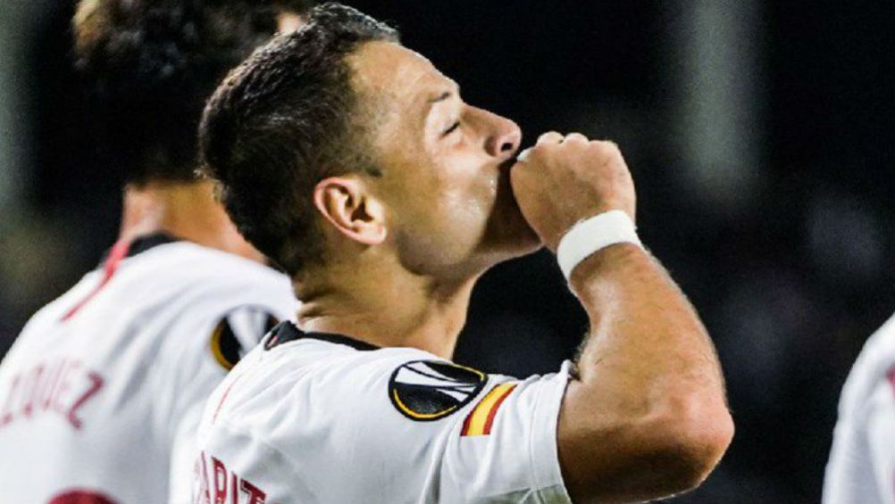 Javier Hernández, en festejo de gol con Sevilla