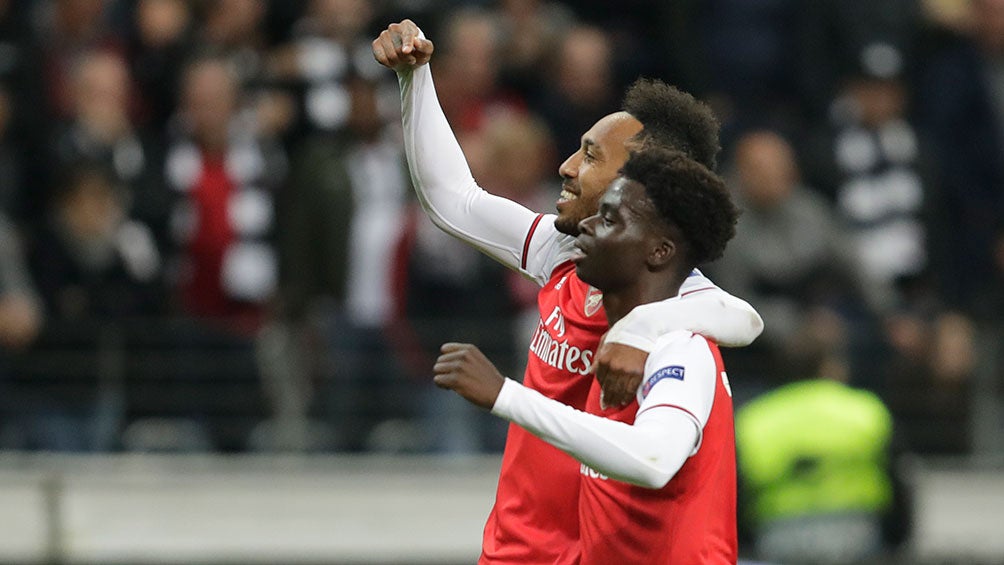 Aubameyang celebra con Saka su gol en Europa League