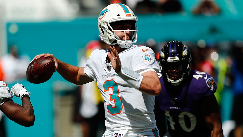 Josh Rosen lanza un pase en un partido de los Dolphins