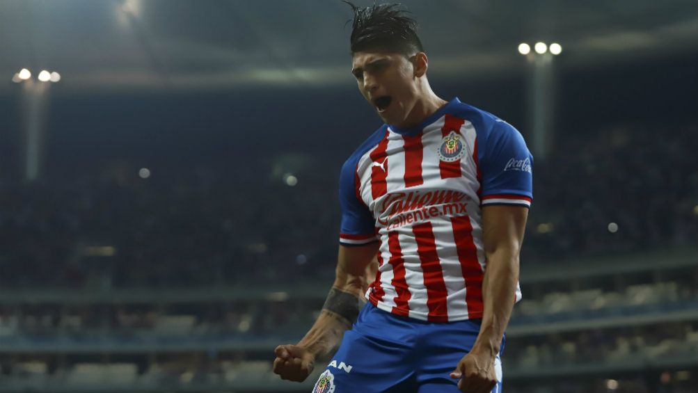 Alan Pulido festeja un gol con el Rebaño Sagrado