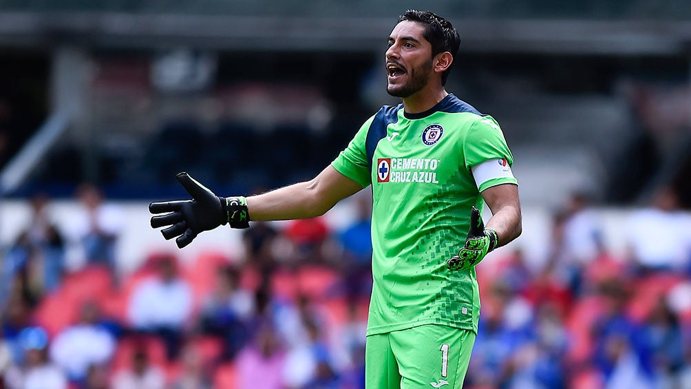 Jesús Corona en un partido con Cruz Azul