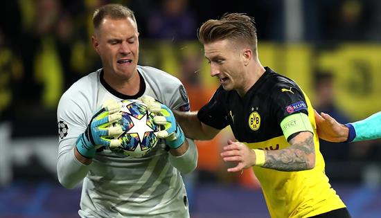 Ter Stegen ataja balón en juego contra Borussia