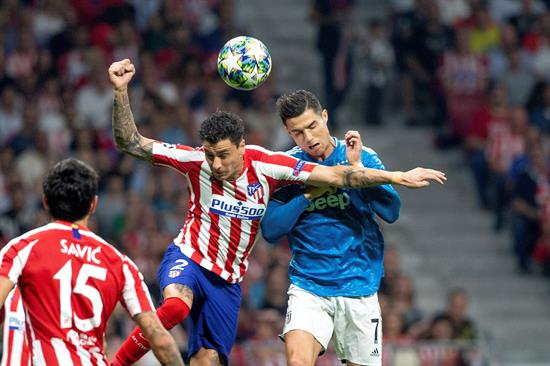 Cristiano busca rematar un balón en saque de esquina 