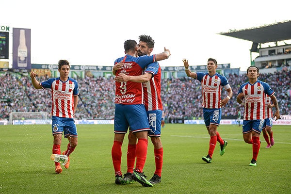 Jugadores de Chivas festejan gol contra Santos 