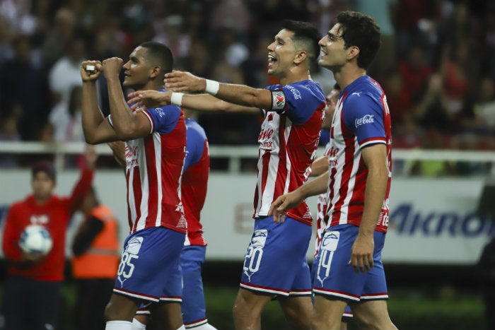 Jugadores de Chivas festejan gol en Guadalajara