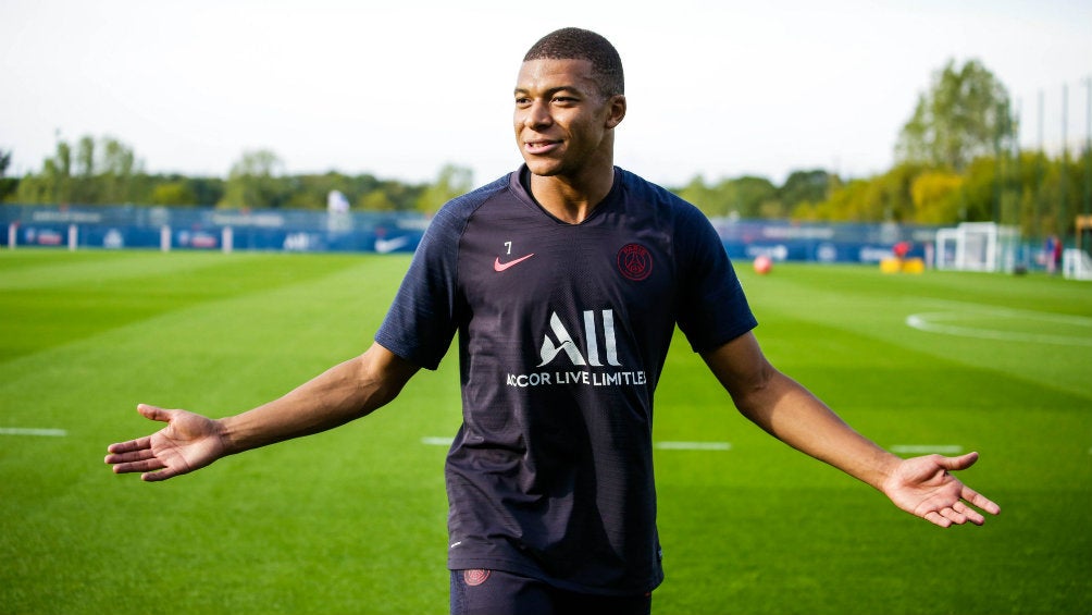 Kylian Mbappé durante una práctica con el PSG