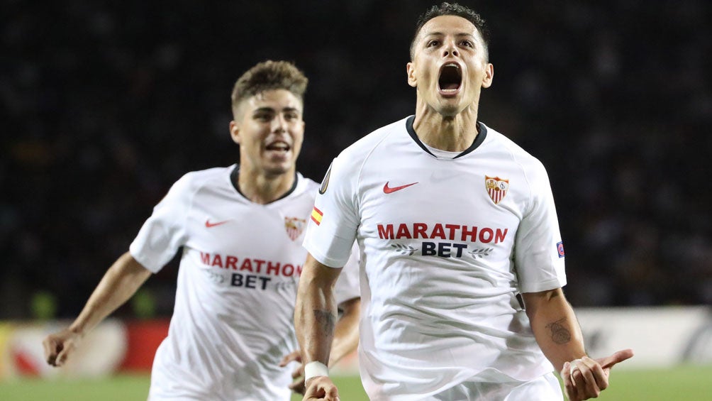 Chicharito celebra su anotación con el Sevilla 