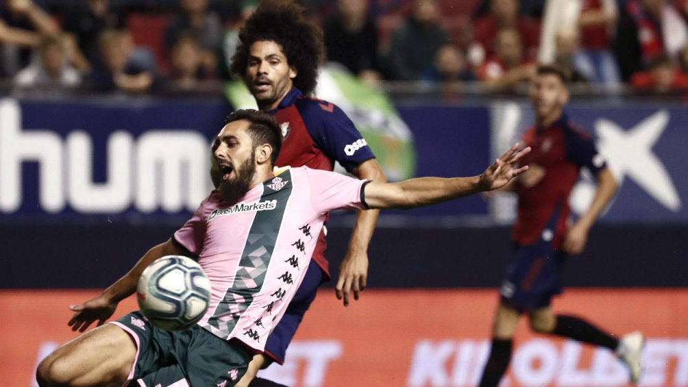 Borja Iglesias en acción del Osasuna vs Betis