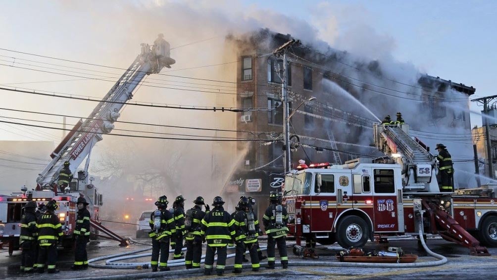 Bomberos trabajan para contener un incendio