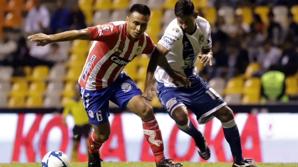 Noe Maya disputa el balón durante el partido ante Puebla