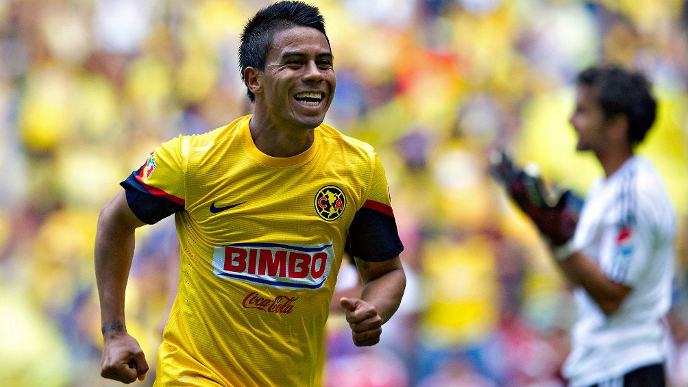 Juan Carlos Medina celebra un gol cuando jugaba con América