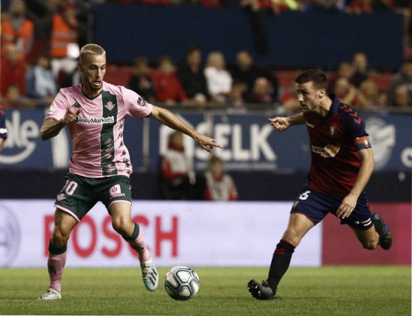 Sergio Canales en acción ante Osasuna