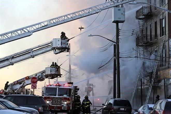 Bomberos acuden al lugar del desastre