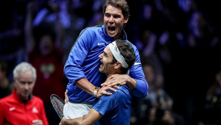 Nadal y Federer festejan durante un partido