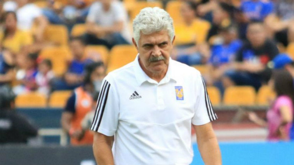 Tuca Ferretti, pensativo en un juego de Tigres