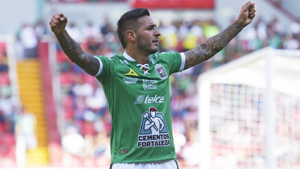 Isamel Sosa celebra uno de sus goles ante Necaxa