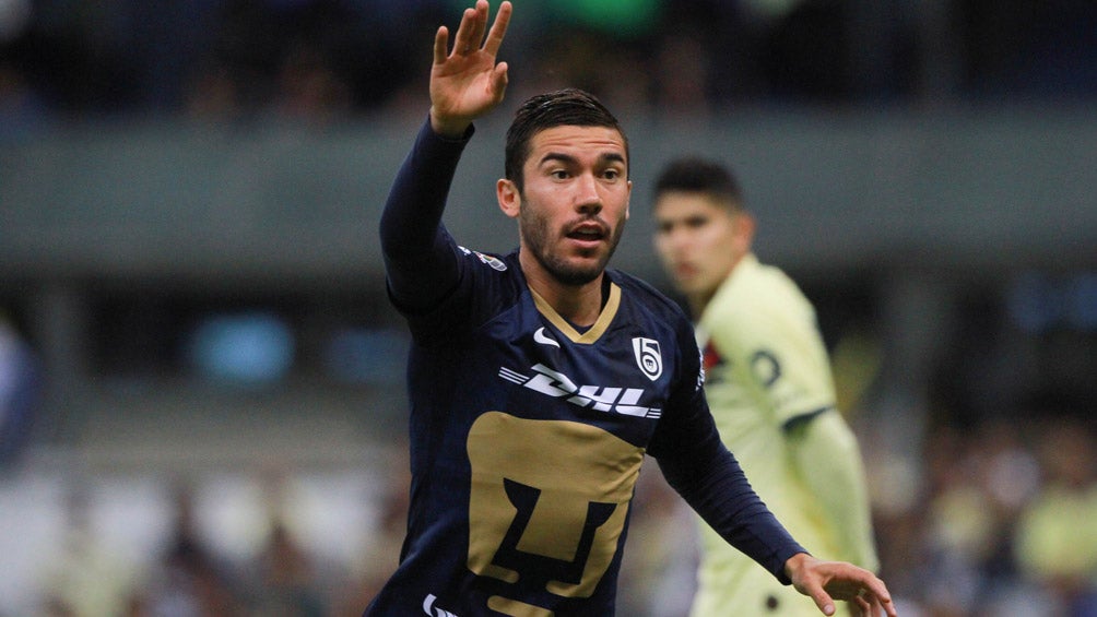 Juan Pablo Vigón, durante un duelo con Pumas 