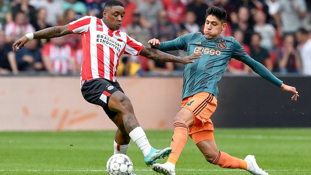 Bergwijn y Edson Álvarez disputando el esférico en el Clásico