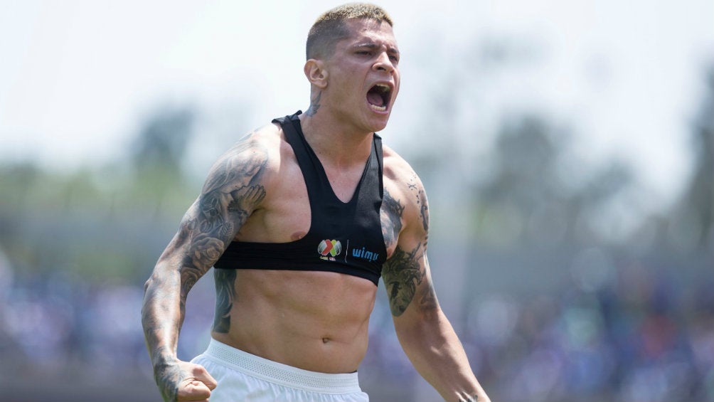 Juan Iturbe celebra eufórico su gol ante el Cruz Azul