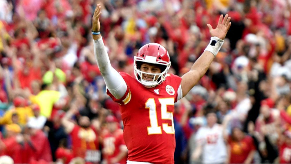 Patrick Mahomes festeja en el juego frente a Ravens