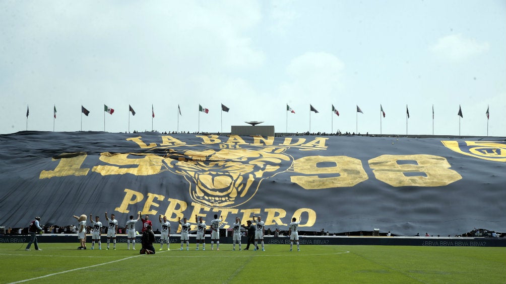 Integrantes de la Banda del Pebetero mostraron la manta previo al Pumas vs Cruz Azul