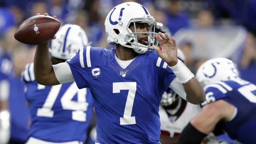 Jacoby Brissett se prepara para lanzar un pase ante Falcons 