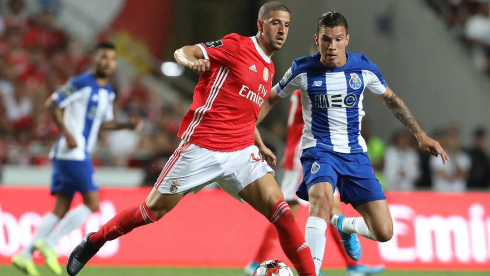 Mateus Uribe disputa un balón en un partido contra Benfica