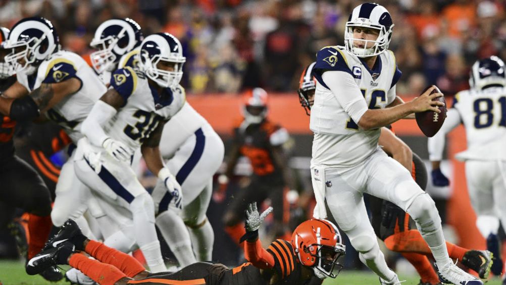 Jared Goff corre con el balón